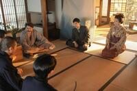 トキたちはヘブンを囲んでクイズ大会！左から、ヘブン（トミー・バストウ）、錦織（吉沢亮）、トキ（高石あかり）