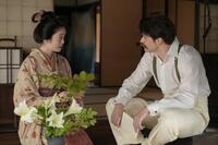生け花をするトキ（高石あかり）と、ヘブン（トミー・バストウ）