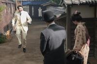 ヘブン（トミー・バストウ）のスキップを見つめる錦織（吉沢亮）とトキ（高石あかり）