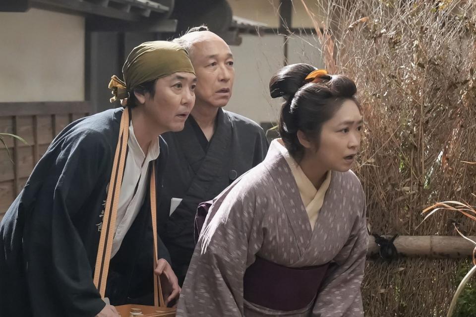 トキの後をつけた３人が見たものは…。左から、トキの父・司之介（岡部たかし）、祖父・勘右衛門（小日向文世）、母・フミ（池脇千鶴）