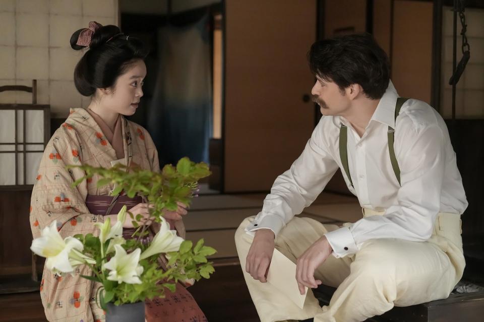 生け花をするトキ（高石あかり）と、ヘブン（トミー・バストウ）