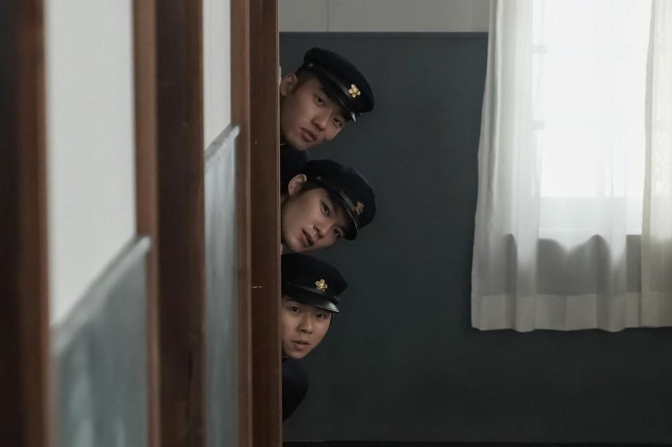 何やらこっそりのぞきこむ、錦織の弟・丈（杉田雷麟・中央）たち