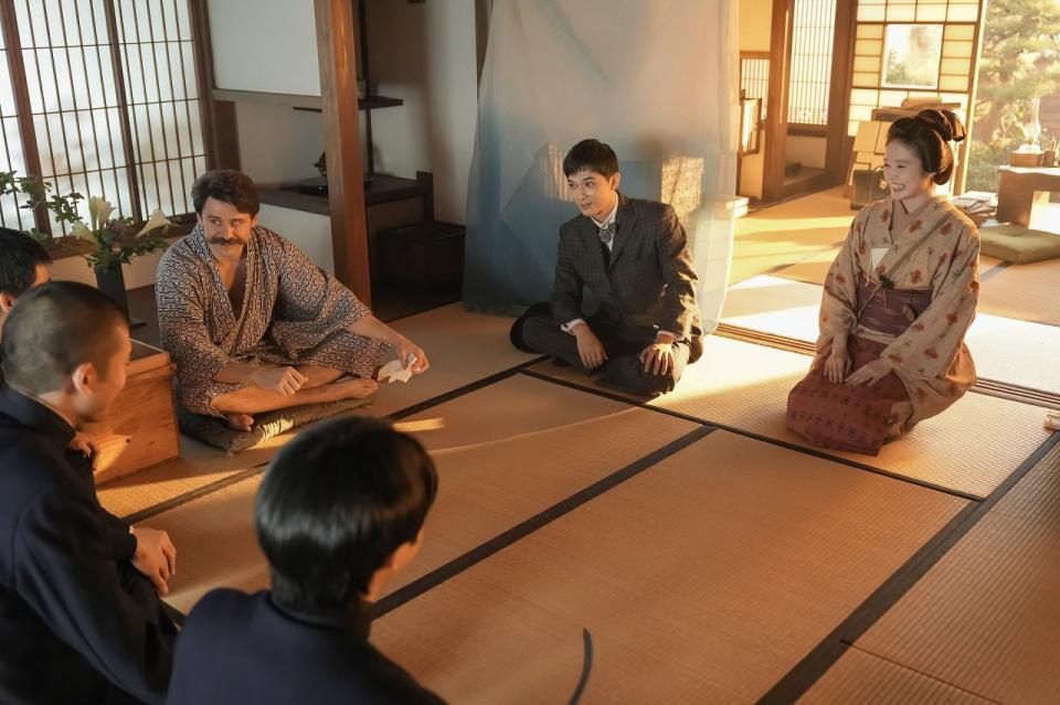 トキたちはヘブンを囲んでクイズ大会！左から、ヘブン（トミー・バストウ）、錦織（吉沢亮）、トキ（高石あかり）