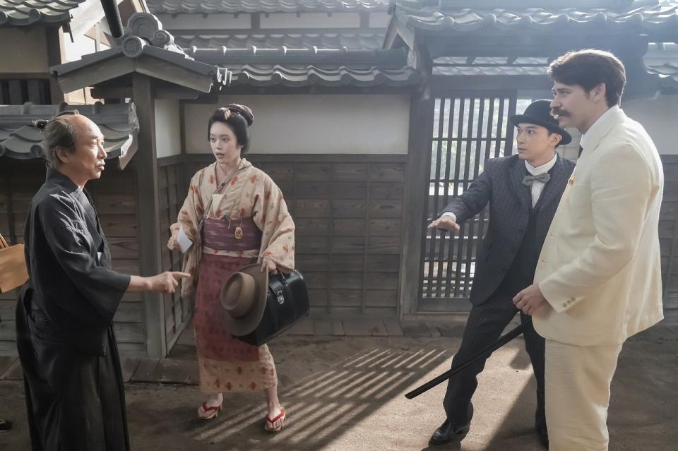 ヘブンがサムライ・勘右衛門と遭遇！左から、勘右衛門（小日向文世）、トキ（高石あかり）、錦織（吉沢亮）、ヘブン（トミー・バストウ）