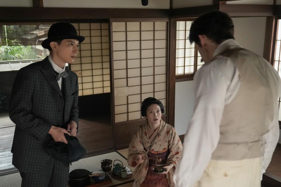 ヘブンはトキにクビを宣告。左から、錦織（吉沢亮）、トキ（高石あかり）、ヘブン（トミー・バストウ）