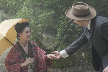 ヘブン（トミー・バストウ）に近づく、江藤知事の娘・リヨ（北香那）