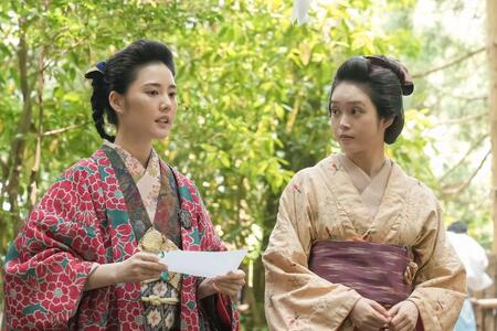 トキ（高石あかり・右）は、リヨ（北香那）に連れられ、再び恋占いの池へ