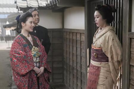 リヨ（北香那・左）から目をそらすトキ（高石あかり）