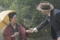 ヘブン（トミー・バストウ）に近づく、江藤知事の娘・リヨ（北香那）