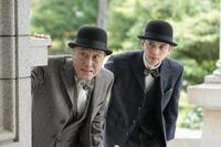 リヨとヘブンのランデブーを見張る、リヨの父・江藤（佐野史郎・左）と錦織（吉沢亮）