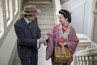 リヨ（北香那）の手を取るヘブン（トミー・バストウ）