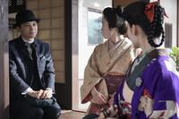 リヨに微笑む錦織の胸の内は…。左から、錦織（吉沢亮）、トキ（高石あかり）、リヨ（北香那）