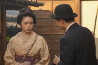 錦織（吉沢亮）からの頼み事に戸惑うトキ（高石あかり）