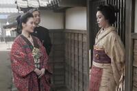 リヨ（北香那・左）から目をそらすトキ（高石あかり）