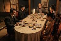 江藤家でのディナー。左から、ヘブン（トミー・バストウ）、錦織（吉沢亮）、江藤（佐野史郎）、リヨ（北香那）
