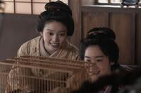 リヨがヘブンにウグイスを！？のぞき込むトキ（高石あかり・左）とウメ（野内まる）