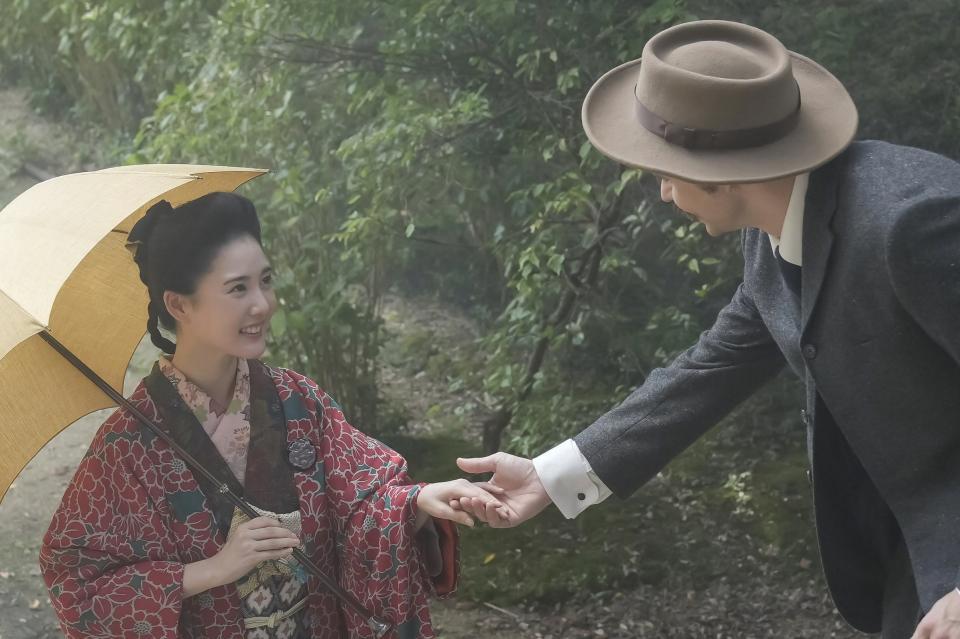 ヘブン（トミー・バストウ）に近づく、江藤知事の娘・リヨ（北香那）