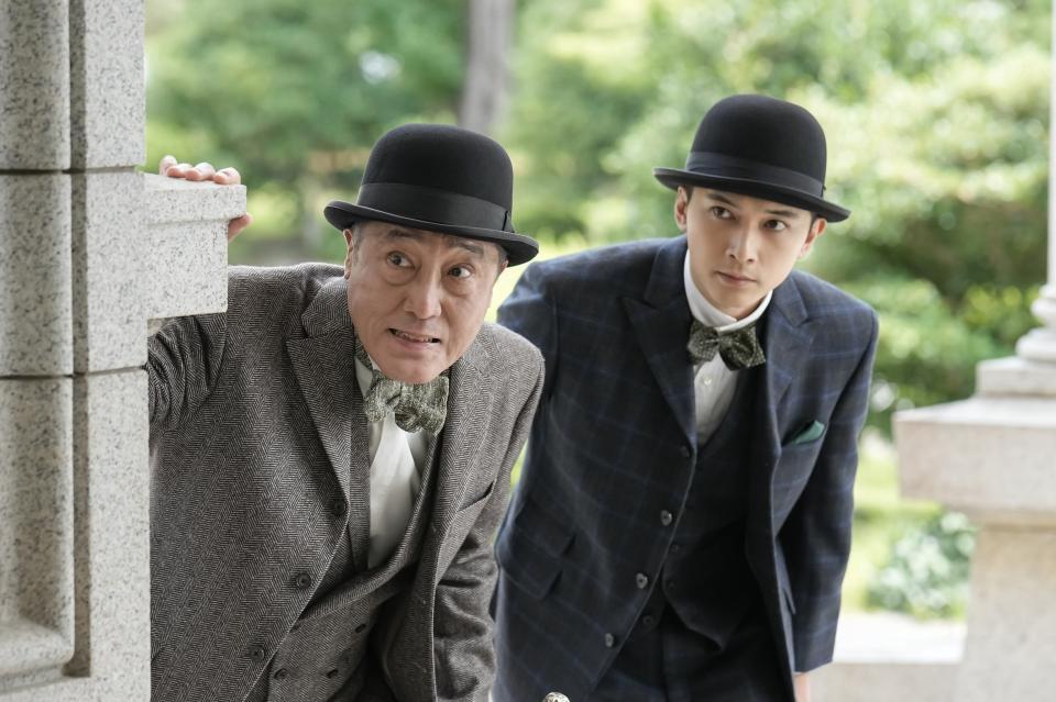 リヨとヘブンのランデブーを見張る、リヨの父・江藤（佐野史郎・左）と錦織（吉沢亮）