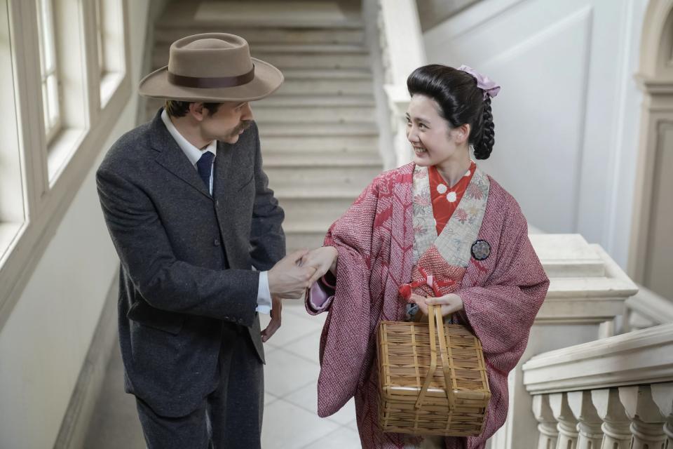 リヨ（北香那）の手を取るヘブン（トミー・バストウ）