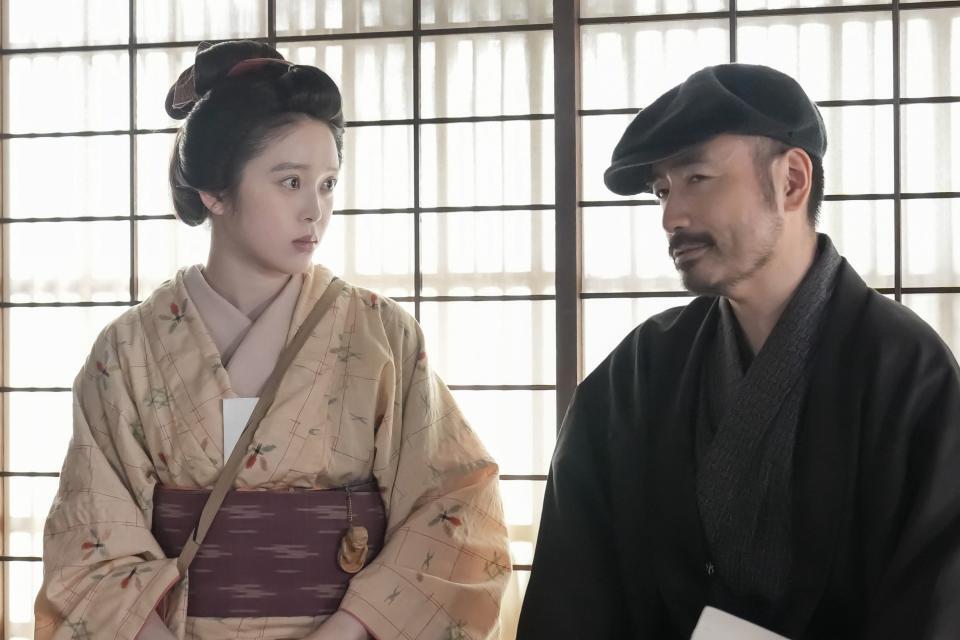 トキ（高石あかり）は、新聞記者・梶谷（岩崎う大）の話を聞いて…