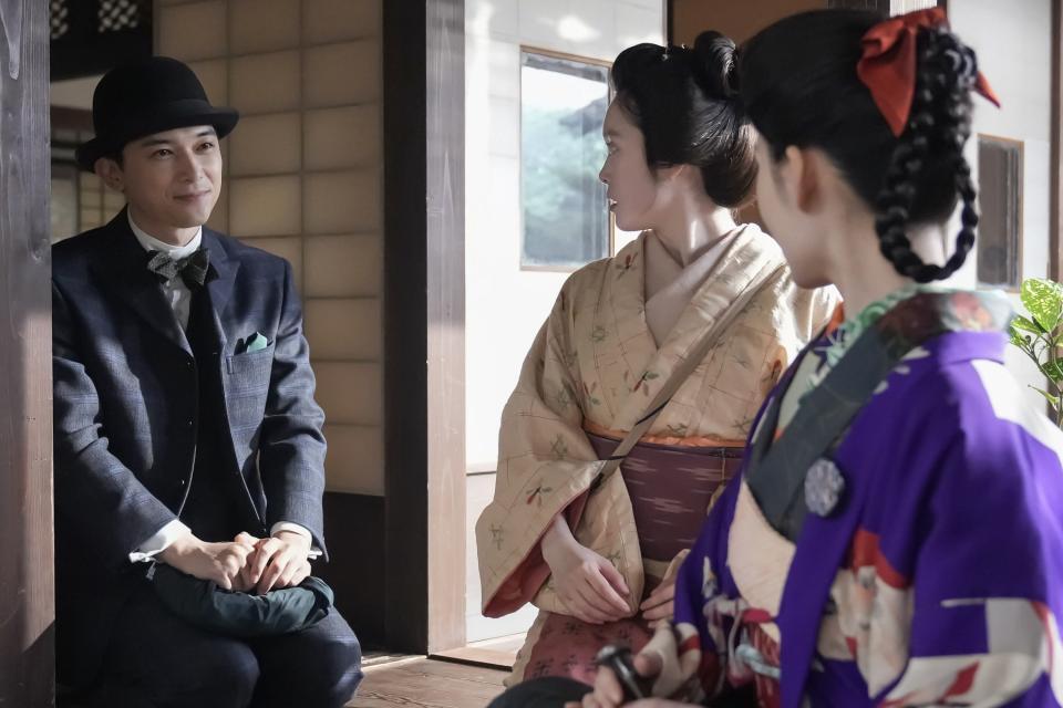 リヨに微笑む錦織の胸の内は…。左から、錦織（吉沢亮）、トキ（高石あかり）、リヨ（北香那）