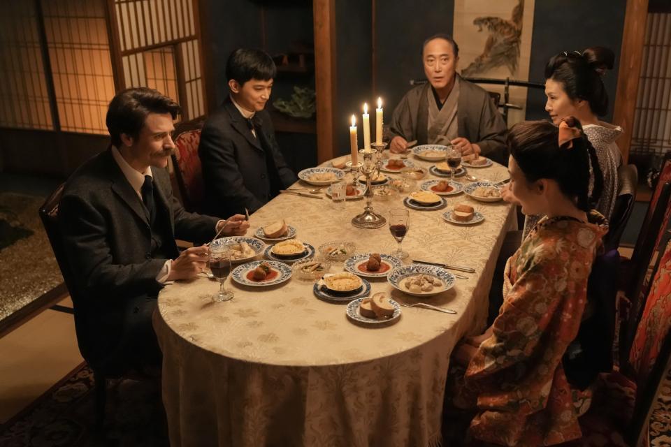 江藤家でのディナー。左から、ヘブン（トミー・バストウ）、錦織（吉沢亮）、江藤（佐野史郎）、リヨ（北香那）