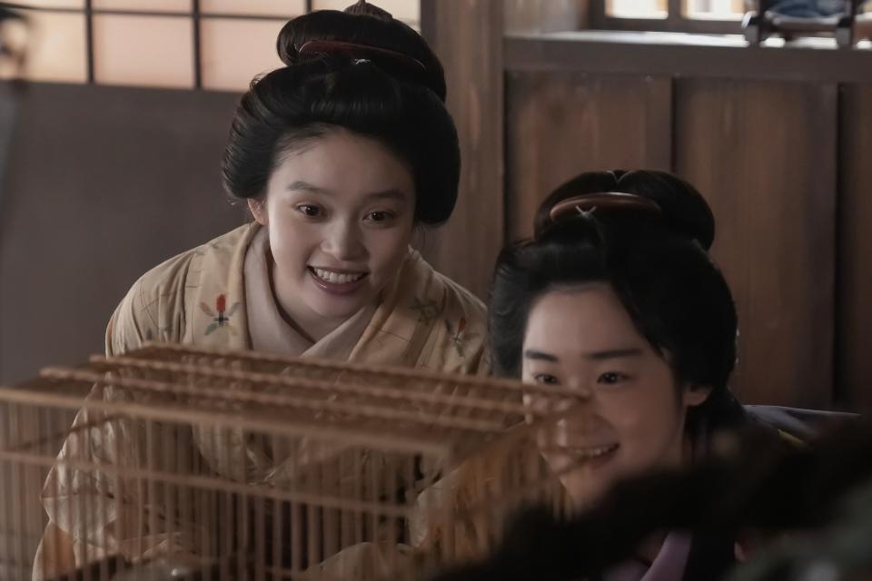 リヨがヘブンにウグイスを！？のぞき込むトキ（高石あかり・左）とウメ（野内まる）