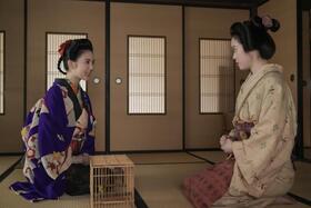 トキ（高石あかり・右）に話しかけるリヨ（北香那）「あなたは私のライバルなのかしら？」