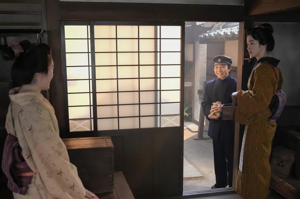 生徒の小谷（下川恭平）が、ヘブンの忘れ物を届けに訪れる