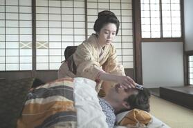 ヘブン（トミー・バストウ）の看病をするトキ（高石あかり）