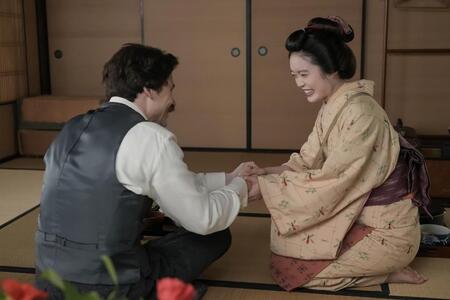 手を取り合い喜ぶヘブン（トミー・バストウ）とトキ（高石あかり）