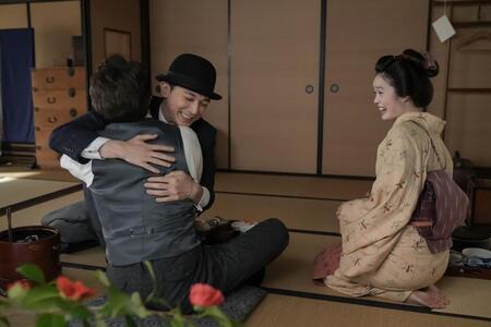 錦織も安堵の笑顔でヘブンとハグ。左から、ヘブン（トミー・バストウ）、錦織（吉沢亮）、トキ（高石あかり）