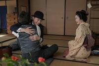 錦織も安堵の笑顔でヘブンとハグ。左から、ヘブン（トミー・バストウ）、錦織（吉沢亮）、トキ（高石あかり）