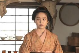 怪しいヘブンに、不信感いっぱいのトキ（高石あかり）