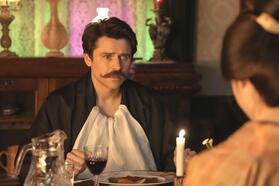 こっそり西洋料理を味わっていたヘブン（トミー・バストウ）に、トキは…