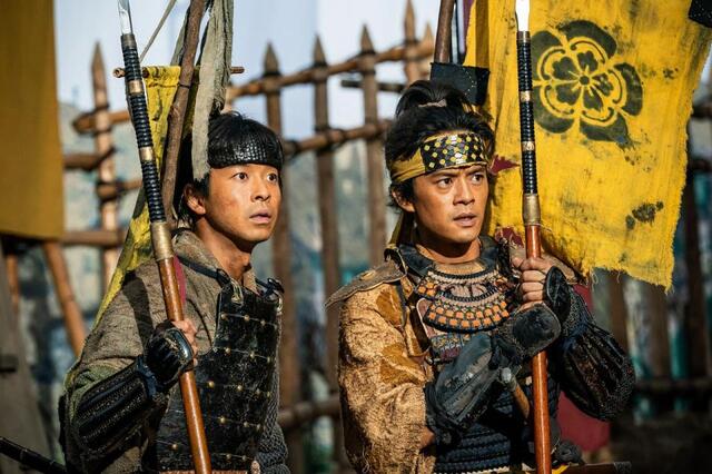 小一郎（左、仲野太賀）と藤吉郎（池松壮亮）　ＮＨＫ大河ドラマ「豊臣兄弟！」より