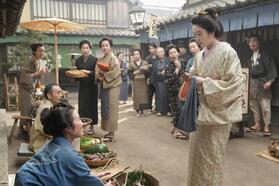 買い物に出かけたトキ（高石あかり・右）は、町の様子に戸惑う