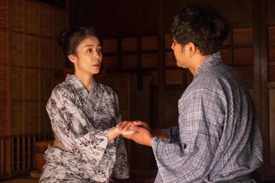 妻・美津（水野美紀）の手を取る信右衛門（北村一輝）