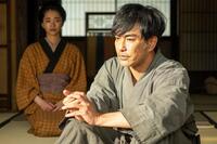 りん（見上愛）に過去を語りだす父・信右衛門（北村一輝）