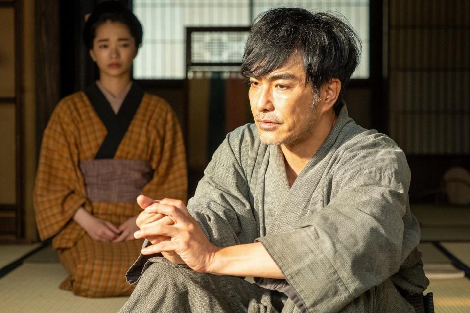 りん（見上愛）に過去を語りだす父・信右衛門（北村一輝）