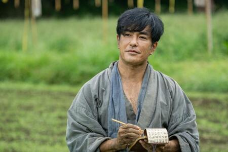 りんの父、元家老の信右衛門（北村一輝）は農業を営む