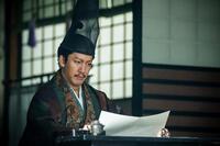 書状を手にする義昭