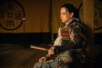 陣幕の中、思案する半兵衛