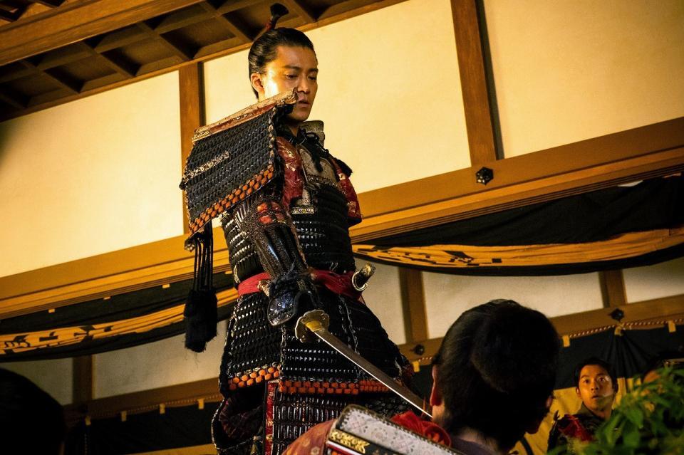 刀の切っ先を突きつける信長、おののく小一郎