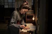 働きながら英語の勉強を続ける直美（上坂樹里）