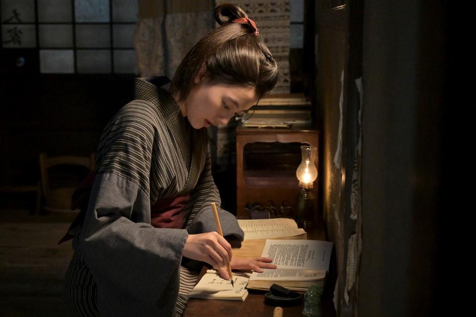 働きながら英語の勉強を続ける直美（上坂樹里）