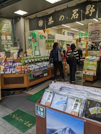 茶の君野園の店先に並んだ海苔（手前）とお茶の数々