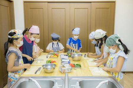 「こどもだけの料理教室ゆめつぼ」で一生懸命に料理を作る子どもたち