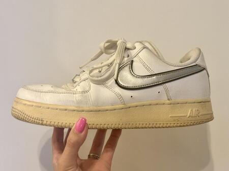 　筆者が１年間履かずに保管して、黄ばんでしまったスニーカー