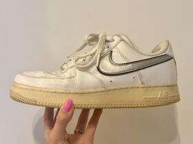 　筆者が１年間履かずに保管して、黄ばんでしまったスニーカー